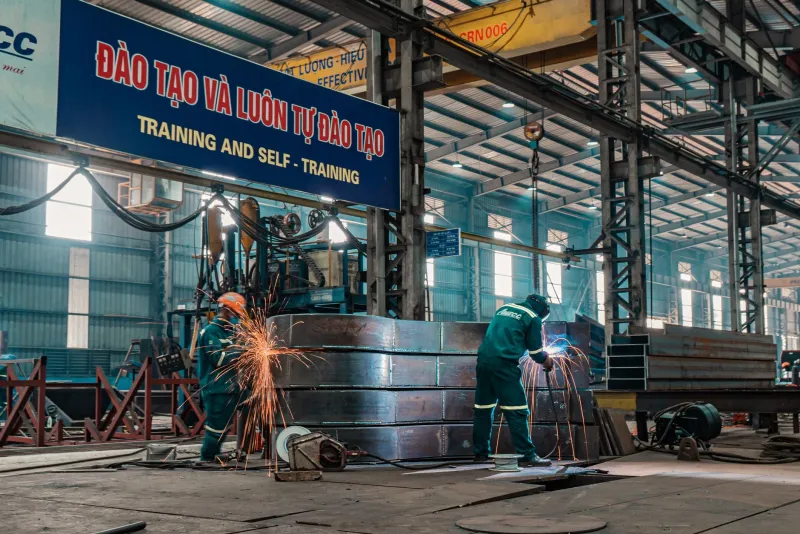Clock In, Cash Out: How Vietnamese-American Shift Workers Are Betting Smarter on a Tight Schedule
